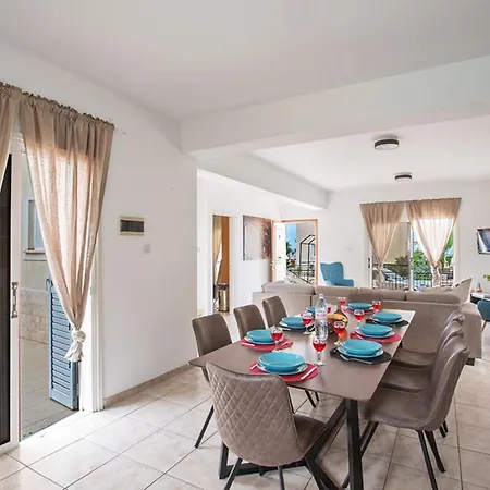 Villa Four Bedrooms 1267 *